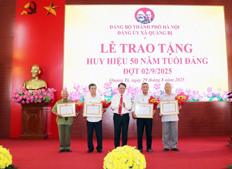 Đảng ủy xã Quảng Bị long trọng trao Huy hiệu Đảng cho 47 đảng viên đợt 02/9- Ảnh 5.