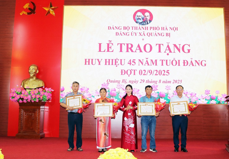 Đảng ủy xã Quảng Bị long trọng trao Huy hiệu Đảng cho 47 đảng viên đợt 02/9- Ảnh 6.