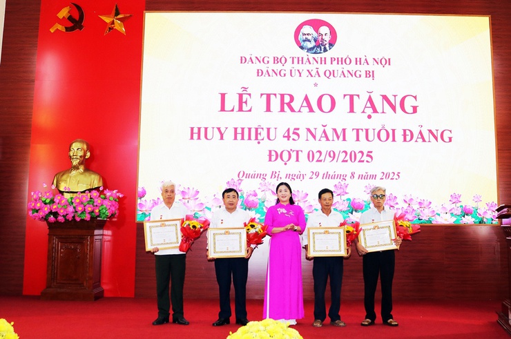 Đảng ủy xã Quảng Bị long trọng trao Huy hiệu Đảng cho 47 đảng viên đợt 02/9- Ảnh 7.