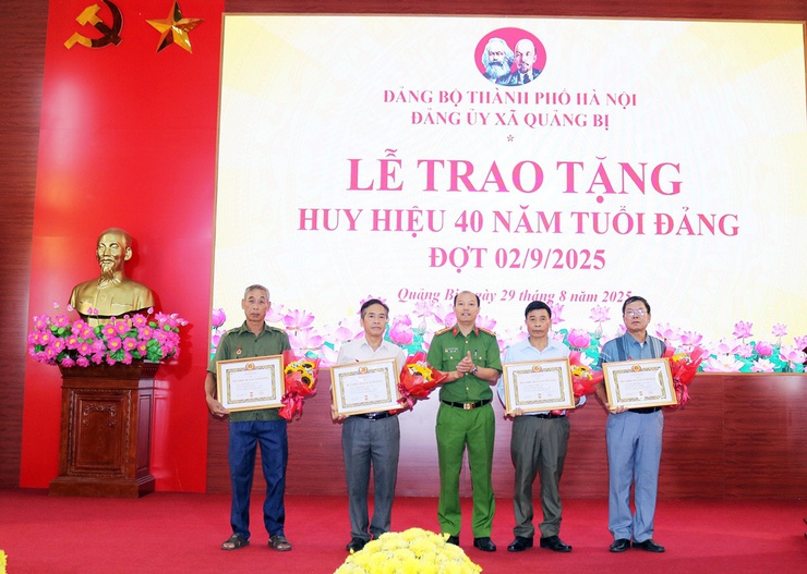 Đảng ủy xã Quảng Bị long trọng trao Huy hiệu Đảng cho 47 đảng viên đợt 02/9- Ảnh 8.