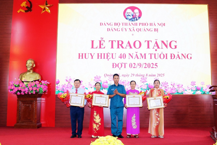 Đảng ủy xã Quảng Bị long trọng trao Huy hiệu Đảng cho 47 đảng viên đợt 02/9- Ảnh 9.