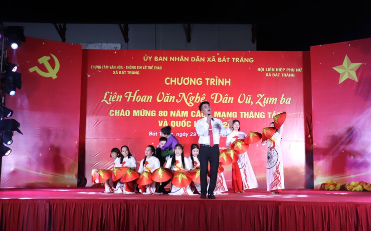 Sôi động Liên hoan văn nghệ, dân vũ, zumba chào mừng kỷ niệm 80 năm cách mạng tháng Tám và Quốc khánh Nước cộng hoà XHCN Việt Nam 2/9- Ảnh 2.