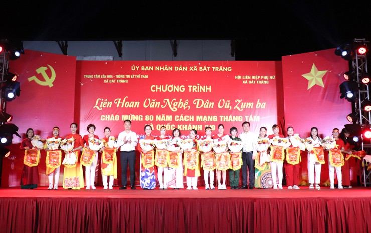 Sôi động Liên hoan văn nghệ, dân vũ, zumba chào mừng kỷ niệm 80 năm cách mạng tháng Tám và Quốc khánh Nước cộng hoà XHCN Việt Nam 2/9- Ảnh 1.