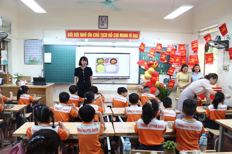 Hội nghị hướng dẫn công tác ATTP và tổ chức bữa ăn bán trú tại các trường trên địa bàn xã Phú Xuyên năm học 2025 - 2026- Ảnh 2.