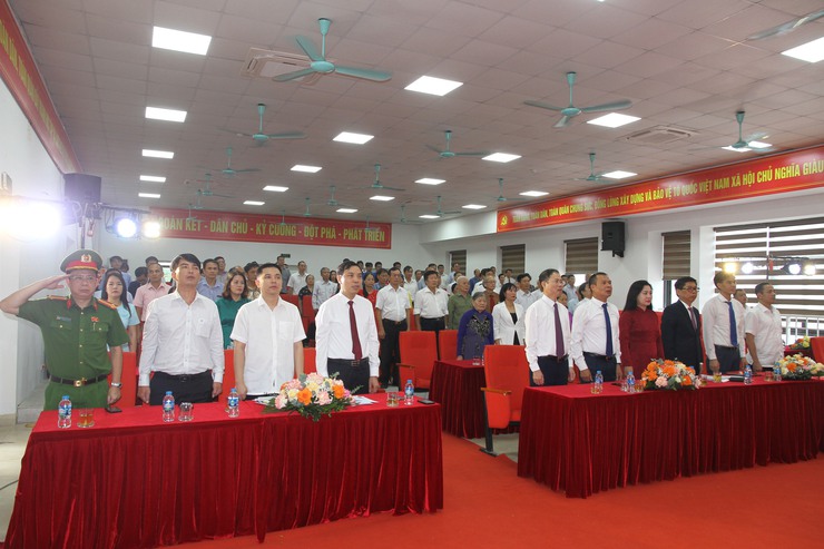 Đảng ủy phường Xuân Phương long trọng tổ chức Lễ trao tặng Huy hiệu Đảng đợt 02/9/2025- Ảnh 1.