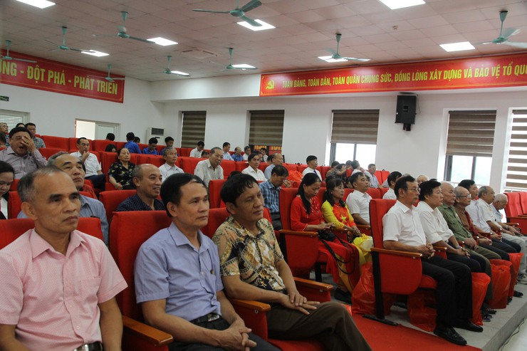 Đảng ủy phường Xuân Phương long trọng tổ chức Lễ trao tặng Huy hiệu Đảng đợt 02/9/2025- Ảnh 3.
