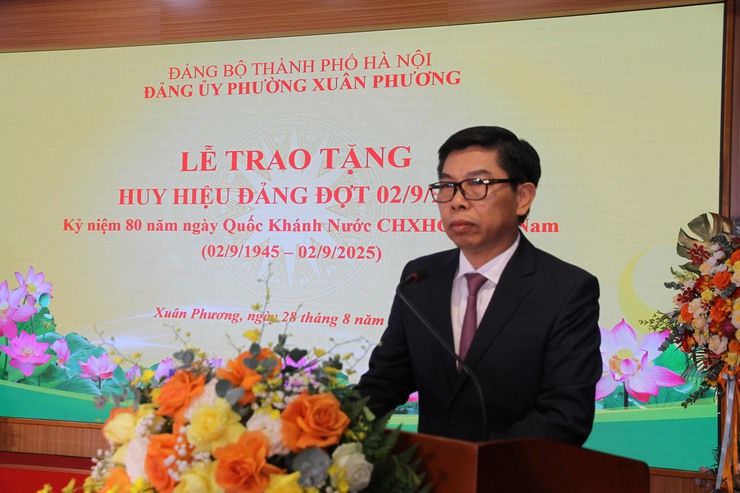 Đảng ủy phường Xuân Phương long trọng tổ chức Lễ trao tặng Huy hiệu Đảng đợt 02/9/2025- Ảnh 15.