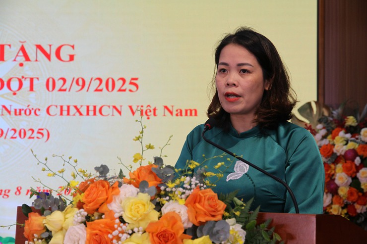 Đảng ủy phường Xuân Phương long trọng tổ chức Lễ trao tặng Huy hiệu Đảng đợt 02/9/2025- Ảnh 2.