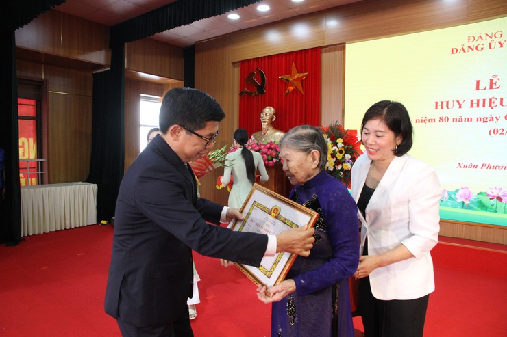 Đảng ủy phường Xuân Phương long trọng tổ chức Lễ trao tặng Huy hiệu Đảng đợt 02/9/2025- Ảnh 4.