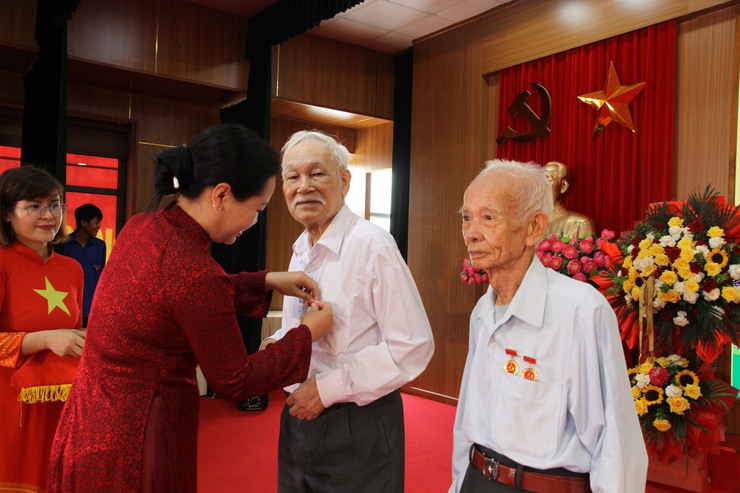 Đảng ủy phường Xuân Phương long trọng tổ chức Lễ trao tặng Huy hiệu Đảng đợt 02/9/2025- Ảnh 6.
