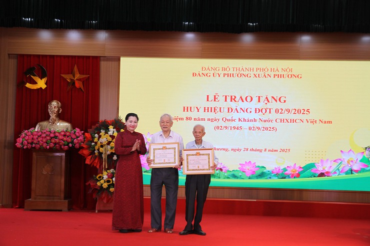 Đảng ủy phường Xuân Phương long trọng tổ chức Lễ trao tặng Huy hiệu Đảng đợt 02/9/2025- Ảnh 7.