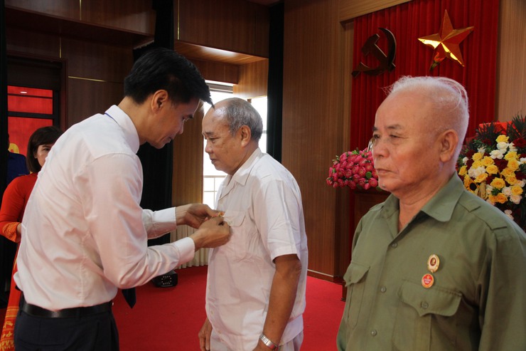 Đảng ủy phường Xuân Phương long trọng tổ chức Lễ trao tặng Huy hiệu Đảng đợt 02/9/2025- Ảnh 8.