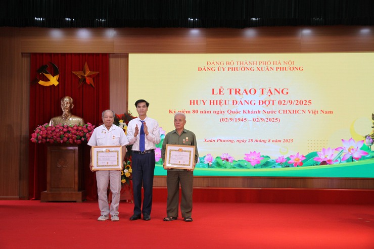 Đảng ủy phường Xuân Phương long trọng tổ chức Lễ trao tặng Huy hiệu Đảng đợt 02/9/2025- Ảnh 9.