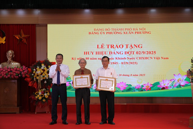 Đảng ủy phường Xuân Phương long trọng tổ chức Lễ trao tặng Huy hiệu Đảng đợt 02/9/2025- Ảnh 10.
