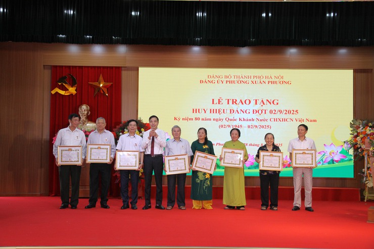 Đảng ủy phường Xuân Phương long trọng tổ chức Lễ trao tặng Huy hiệu Đảng đợt 02/9/2025- Ảnh 11.