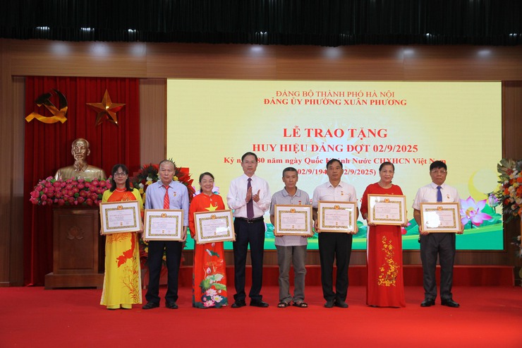 Đảng ủy phường Xuân Phương long trọng tổ chức Lễ trao tặng Huy hiệu Đảng đợt 02/9/2025- Ảnh 12.