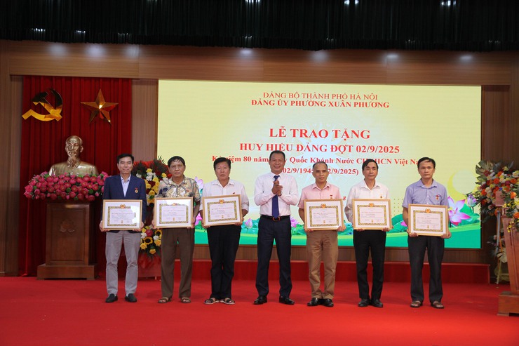 Đảng ủy phường Xuân Phương long trọng tổ chức Lễ trao tặng Huy hiệu Đảng đợt 02/9/2025- Ảnh 13.