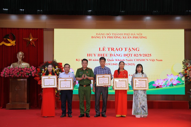 Đảng ủy phường Xuân Phương long trọng tổ chức Lễ trao tặng Huy hiệu Đảng đợt 02/9/2025- Ảnh 14.