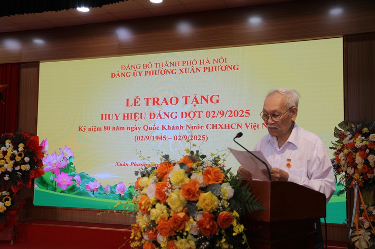 Đảng ủy phường Xuân Phương long trọng tổ chức Lễ trao tặng Huy hiệu Đảng đợt 02/9/2025- Ảnh 16.