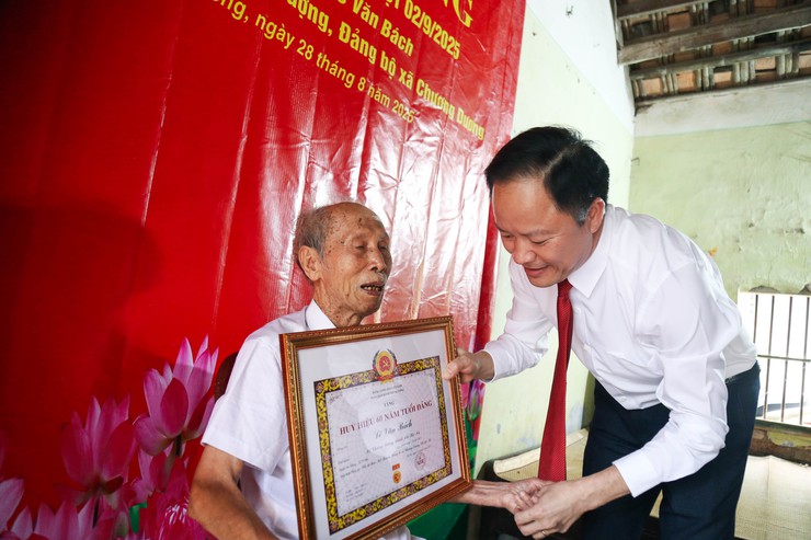 Xã Chương Dương: 39 đảng viên vinh dự được trao tặng Huy hiệu Đảng đợt 2/9- Ảnh 1.