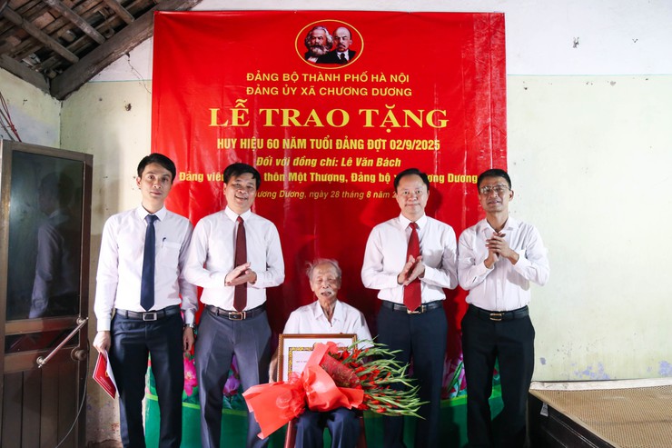 Xã Chương Dương: 39 đảng viên vinh dự được trao tặng Huy hiệu Đảng đợt 2/9- Ảnh 2.