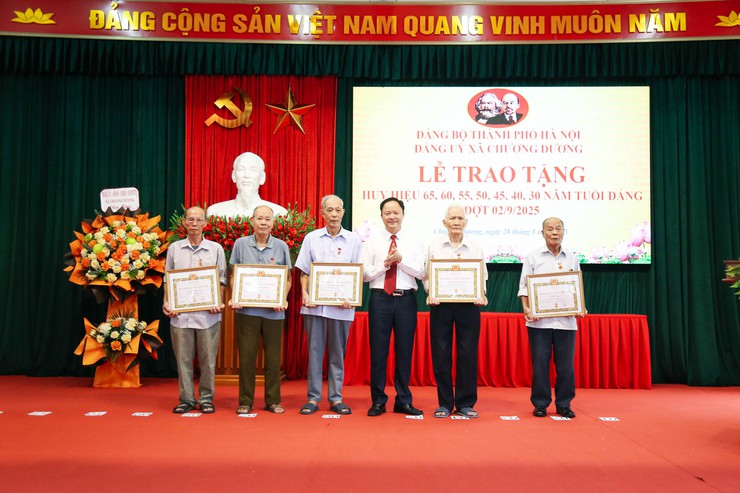 Xã Chương Dương: 39 đảng viên vinh dự được trao tặng Huy hiệu Đảng đợt 2/9- Ảnh 3.