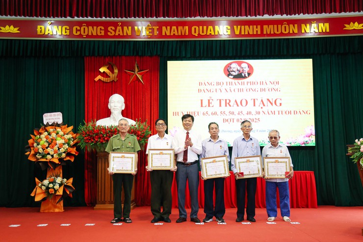 Xã Chương Dương: 39 đảng viên vinh dự được trao tặng Huy hiệu Đảng đợt 2/9- Ảnh 4.