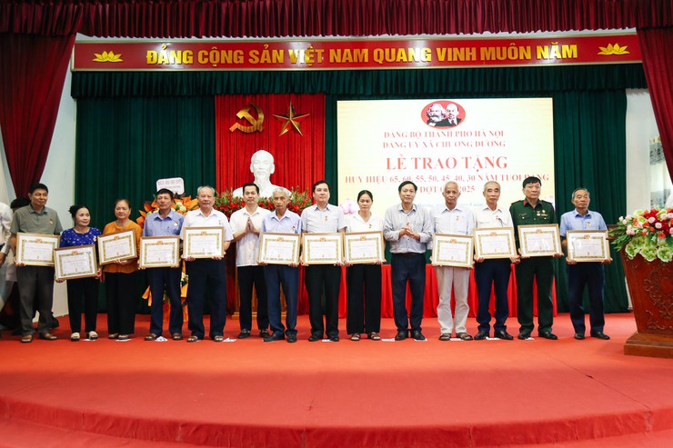 Xã Chương Dương: 39 đảng viên vinh dự được trao tặng Huy hiệu Đảng đợt 2/9- Ảnh 5.