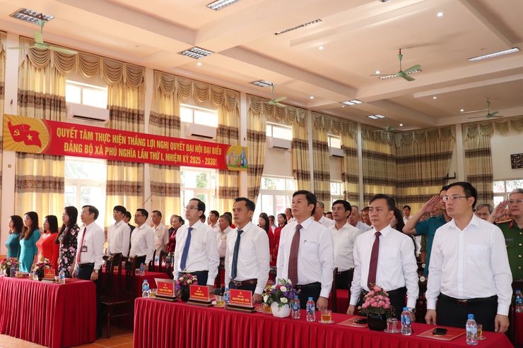 Đảng bộ xã Phú Nghĩa tổ chức Lễ trao tặng huy hiệu Đảng đợt 02/9/2025; Tổng kết công tác tổ chức Đại hội đại biểu Đảng bộ xã lần thứ I, nhiệm kỳ 2025 - 2030; Quán triệt Nghị quyết Đại hội Đảng bộ xã- Ảnh 1.