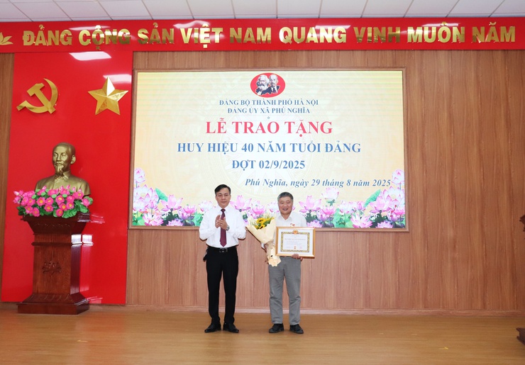Đảng bộ xã Phú Nghĩa tổ chức Lễ trao tặng huy hiệu Đảng đợt 02/9/2025; Tổng kết công tác tổ chức Đại hội đại biểu Đảng bộ xã lần thứ I, nhiệm kỳ 2025 - 2030; Quán triệt Nghị quyết Đại hội Đảng bộ xã- Ảnh 8.