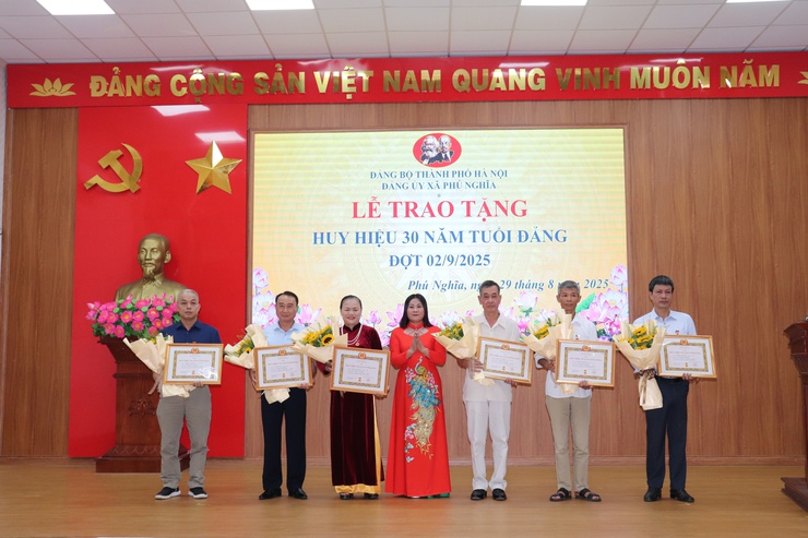 Đảng bộ xã Phú Nghĩa tổ chức Lễ trao tặng huy hiệu Đảng đợt 02/9/2025; Tổng kết công tác tổ chức Đại hội đại biểu Đảng bộ xã lần thứ I, nhiệm kỳ 2025 - 2030; Quán triệt Nghị quyết Đại hội Đảng bộ xã- Ảnh 9.