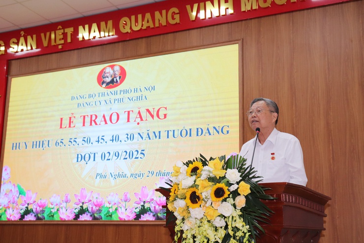 Đảng bộ xã Phú Nghĩa tổ chức Lễ trao tặng huy hiệu Đảng đợt 02/9/2025; Tổng kết công tác tổ chức Đại hội đại biểu Đảng bộ xã lần thứ I, nhiệm kỳ 2025 - 2030; Quán triệt Nghị quyết Đại hội Đảng bộ xã- Ảnh 10.