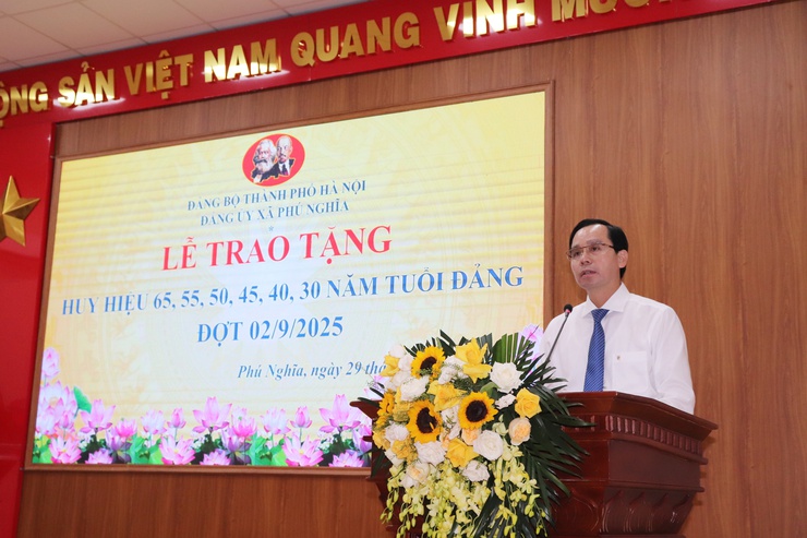 Đảng bộ xã Phú Nghĩa tổ chức Lễ trao tặng huy hiệu Đảng đợt 02/9/2025; Tổng kết công tác tổ chức Đại hội đại biểu Đảng bộ xã lần thứ I, nhiệm kỳ 2025 - 2030; Quán triệt Nghị quyết Đại hội Đảng bộ xã- Ảnh 11.