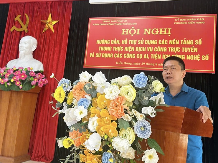 Phường Kiến Hưng tổ chức hội nghị hướng dẫn, hỗ trợ sử dụng các nền tảng số (iHanoi, VNeID, Cổng Dịch vụ công Quốc gia) tiếp cận dịch vụ công trực tuyến và sử dụng các công cụ AI, tiện ích công nghệ số- Ảnh 1.