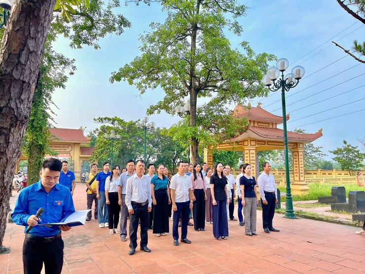 Xã Phúc Thọ tổ chức các Đoàn thăm, viếng nghĩa trang Liệt sĩ nhân kỷ niệm 80 năm Ngày Quốc khánh 2/9- Ảnh 6.
