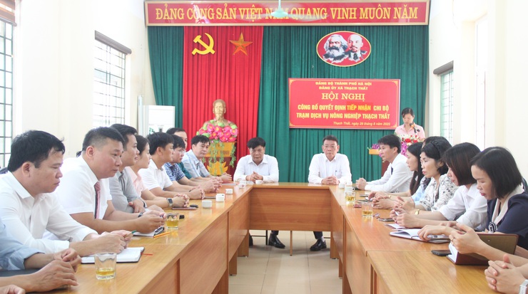 Thạch Thất công bố Quyết định tiếp nhận chi bộ cơ sở Trạm Dịch vụ nông nghiệp Thạch Thất- Ảnh 2.