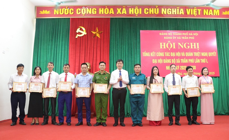 Đảng uỷ xã Trần Phú khen thưởng 11 tập thể, 28 cá nhân xuất sắc- Ảnh 2.
