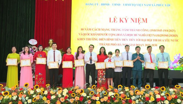 Xã Phúc Lộc trang trọng tổ chức Lễ kỷ niệm 80 năm Cách mạng Tháng Tám (19/8/1945 – 19/8/2025) và Quốc khánh (2/9/1945 – 2/9/2025); Khen thưởng điển hình tiên tiến tiến tới Đại hội thi đua yêu nước TP Hà Nội giai đoạn 2025 – 2030- Ảnh 12.