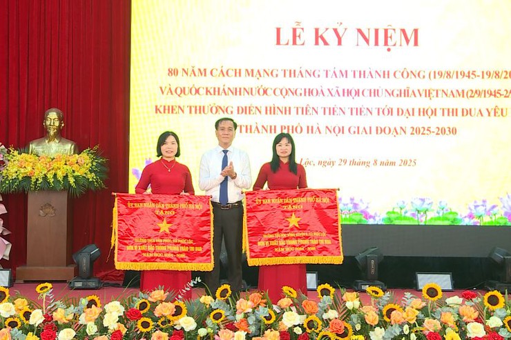 Xã Phúc Lộc trang trọng tổ chức Lễ kỷ niệm 80 năm Cách mạng Tháng Tám (19/8/1945 – 19/8/2025) và Quốc khánh (2/9/1945 – 2/9/2025); Khen thưởng điển hình tiên tiến tiến tới Đại hội thi đua yêu nước TP Hà Nội giai đoạn 2025 – 2030- Ảnh 7.