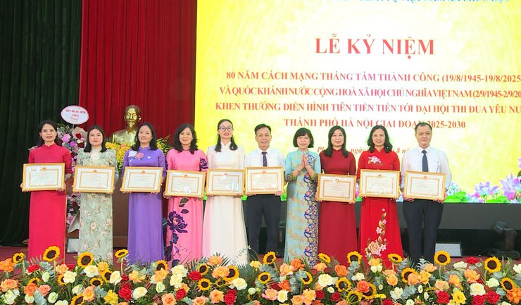 Xã Phúc Lộc trang trọng tổ chức Lễ kỷ niệm 80 năm Cách mạng Tháng Tám (19/8/1945 – 19/8/2025) và Quốc khánh (2/9/1945 – 2/9/2025); Khen thưởng điển hình tiên tiến tiến tới Đại hội thi đua yêu nước TP Hà Nội giai đoạn 2025 – 2030- Ảnh 8.