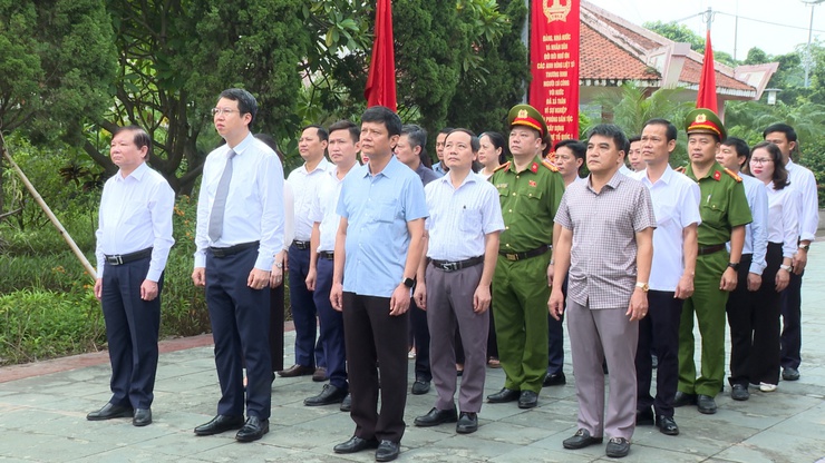 Hoài Đức tổ chức Lễ dâng hoa, dâng hương viếng Đài tưởng niệm và Nghĩa trang liệt sĩ nhân dịp kỷ niệm 80 năm Quốc khánh nước Cộng hòa xã hội chủ nghĩa Việt Nam- Ảnh 1.