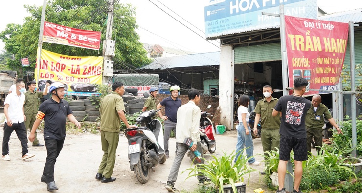 Phường Chương Mỹ ra quân giải tỏa vi phạm trật tự hành lang giao thông- Ảnh 3.