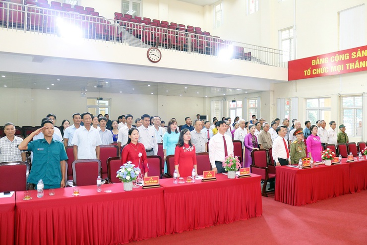 Đảng ủy xã Quảng Bị long trọng trao Huy hiệu Đảng cho 47 đảng viên đợt 02/9- Ảnh 1.