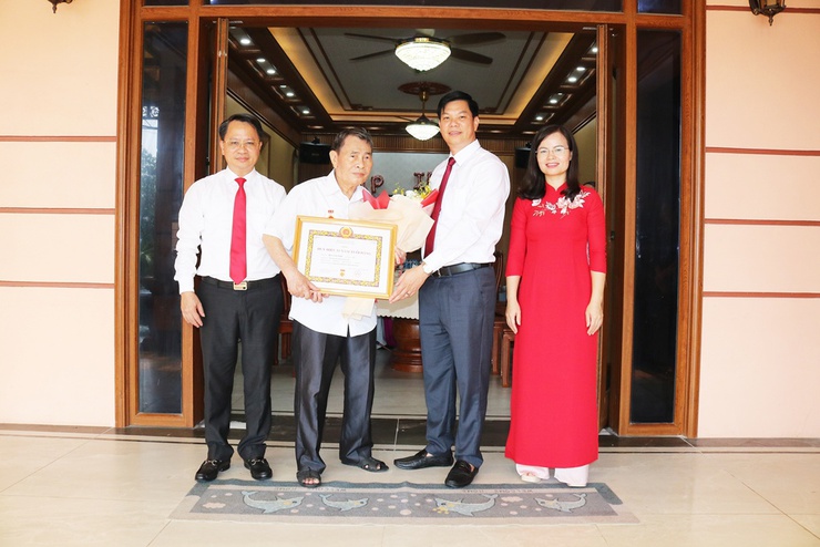 Đảng ủy xã Quảng Bị long trọng trao Huy hiệu Đảng cho 47 đảng viên đợt 02/9- Ảnh 11.
