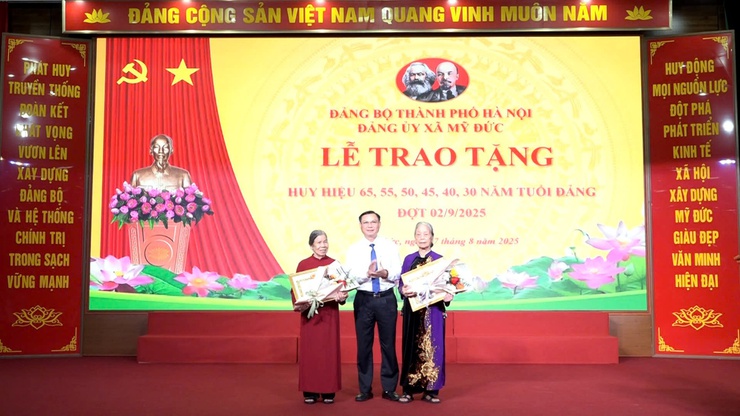 Đảng ủy xã Mỹ Đức trao Huy hiệu Đảng và quán triệt, triển khai các Nghị quyết quan trọng của Trung ương, Bộ Chính trị cho cán bộ chủ chốt xã- Ảnh 3.