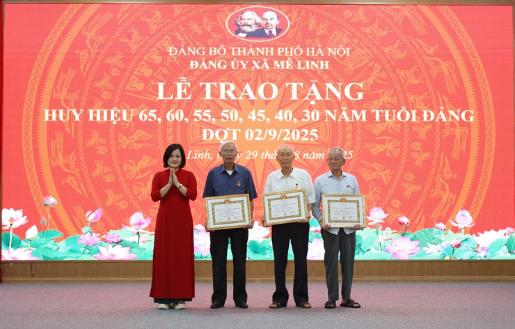Xã Mê Linh tổ chức Lễ trao Huy hiệu Đảng đợt 2/9/2025- Ảnh 4.