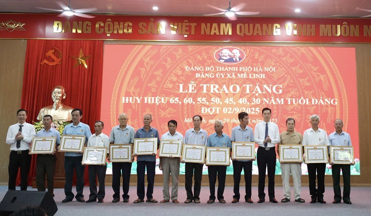 Xã Mê Linh tổ chức Lễ trao Huy hiệu Đảng đợt 2/9/2025- Ảnh 5.