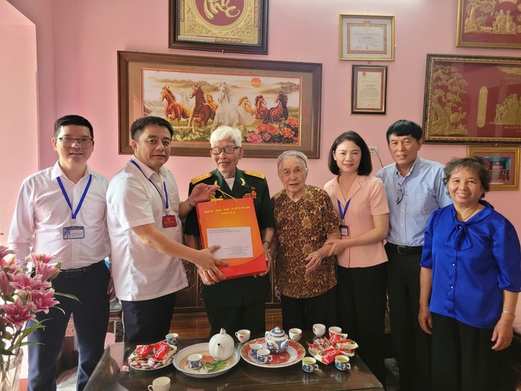 Lãnh đạo phường Bồ Đề thăm, tặng quà gia đình chính sách, cán bộ lão thành cách mạng, tiền khởi nghĩa trên địa bàn- Ảnh 3.