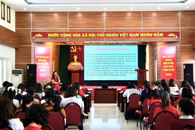 PHƯỜNG PHÚ THƯỢNG TỔ CHỨC LỚP BỒI DƯỠNG CHÍNH TRỊ HÈ NĂM 2025- Ảnh 3.