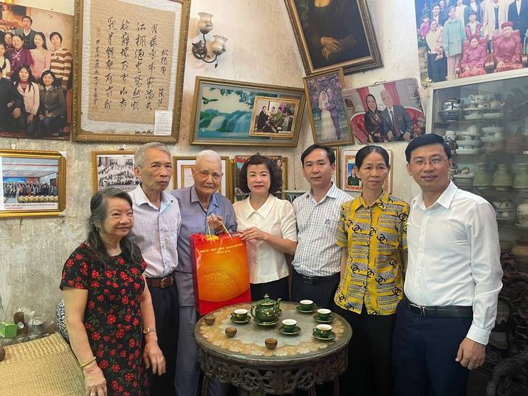 Lãnh đạo phường Bồ Đề thăm, tặng quà gia đình chính sách, cán bộ lão thành cách mạng, tiền khởi nghĩa trên địa bàn- Ảnh 6.